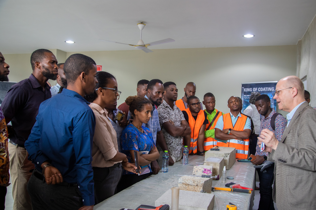 The participants listen intently during the practical part with Dr Joachim Käppler (r.), Technical Manager IN at MC.